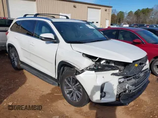 2019 Toyota Highlander SE z VIN 5TDJZRFH7KS588393, wystawiony jako IAAI lot #41668383 z przebiegiem 128 174 mil mil oraz . Historia ofert i sprzedaży dostępna na DreamBid. Obrazek 1.