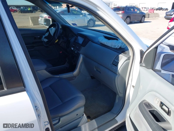 2004 Honda Pilot EX with VIN 2HKYF185X4H592684, listed as a IAAI auction lot 41649752 with 1 mi miles. Bid and sale history available at carsss.com. Image 5.