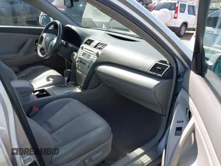 2008 Toyota Camry z VIN 4T1BB46K48U057742, wystawiony jako IAAI lot #42334365 z przebiegiem 210 090 mil mil oraz . Historia ofert i sprzedaży dostępna na DreamBid. Obrazek 5.