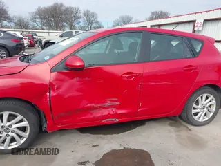 2013 Mazda 3 i Touring z VIN JM1BL1L78D1723139, wystawiony jako IAAI lot #41272925 z przebiegiem 33 964 mil mil oraz . Historia ofert i sprzedaży dostępna na DreamBid. Obrazek 6.