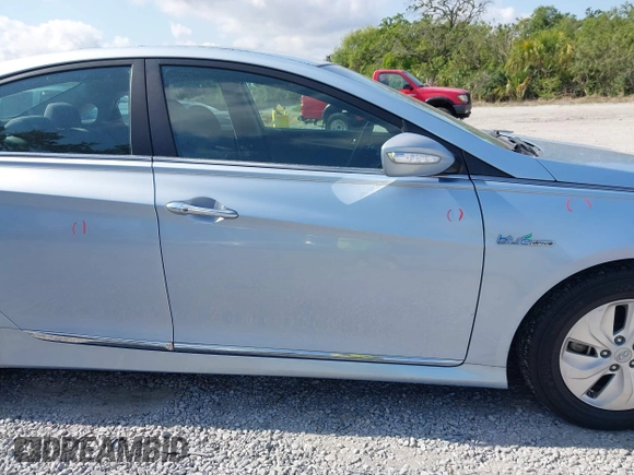 2013 Hyundai Sonata with VIN KMHEC4A40DA088095, listed as a IAAI auction lot 42195960 with 195,031 mi miles and . Bid and sale history available at carsss.com. Image 12.
