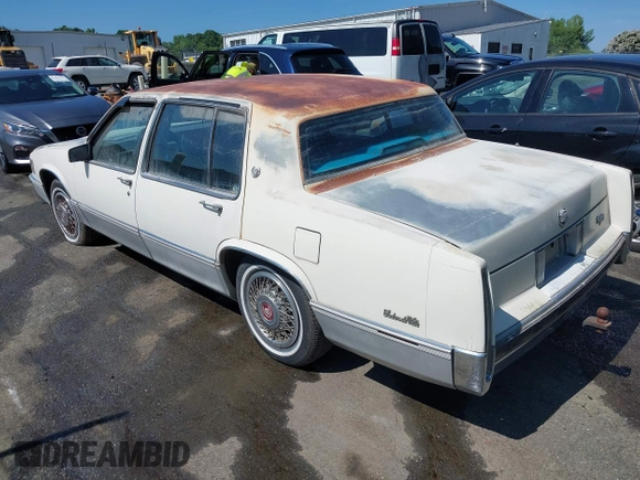 1989 Cadillac DeVille z VIN 1G6CD5159K4342392, wystawiony jako IAAI lot #42451638 z przebiegiem 162 687 mil mil oraz . Historia ofert i sprzedaży dostępna na DreamBid. Obrazek 3.