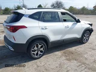 2023 Kia Seltos EX z VIN KNDERCAA3P7459805, wystawiony jako IAAI lot #42192832 z przebiegiem 11 833 mil mil oraz . Historia ofert i sprzedaży dostępna na DreamBid. Obrazek 4.