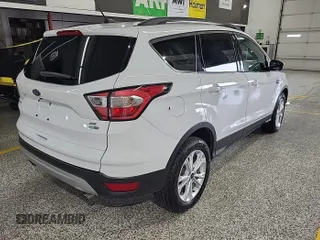 2018 Ford Escape SE z VIN 1FMCU9GD4JUA76194, wystawiony jako IAAI lot #42421138 z przebiegiem 47 896 mil mil oraz . Historia ofert i sprzedaży dostępna na DreamBid. Obrazek 4.
