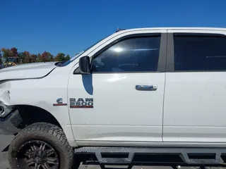 2018 Ram 2500 Big Horn with VIN 3C6UR5DL3JG275665, listed as a IAAI auction lot 40649632 with 64,985 mi miles. Bid and sale history available at carsss.com. Image 14.