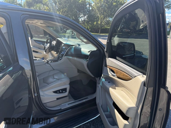 2020 Cadillac Escalade Luxury z VIN 1GYS3BKJ8LR154516, wystawiony jako Copart lot #59628455 z przebiegiem 72 098 mil mil oraz Czysty tytuł • Clean title. Historia ofert i sprzedaży dostępna na DreamBid. Obrazek 5.