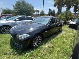 2015 BMW 5 Series 528i z VIN WBA5A5C54FD523446, wystawiony jako Copart lot #58411705 z przebiegiem 165 596 mil mil oraz Czysty tytuł • Clean title. Historia ofert i sprzedaży dostępna na DreamBid. Obrazek 2.