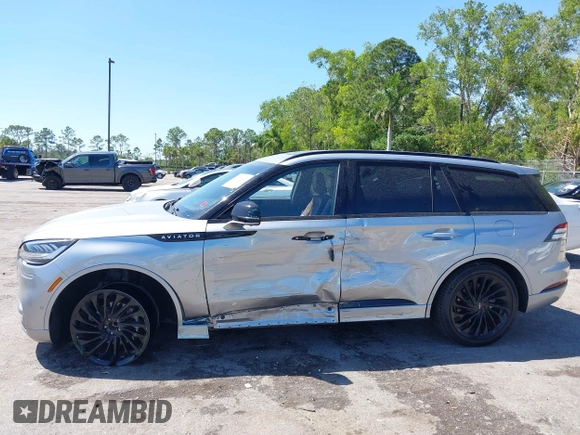 2022 Lincoln Aviator Reserve z VIN 5LM5J7WC8NGL12197, wystawiony jako IAAI lot #41791410 z przebiegiem 68 201 mil mil oraz . Historia ofert i sprzedaży dostępna na DreamBid. Obrazek 6.