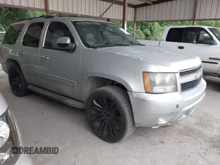 2010 Chevrolet Tahoe LT z VIN 1GNMCBE39AR157330, wystawiony jako IAAI lot #42195426 z przebiegiem 185 153 mil mil oraz . Historia ofert i sprzedaży dostępna na DreamBid. Obrazek 1.