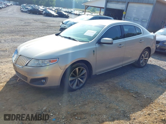 2009 Lincoln MKS z VIN 1LNHM93R69G618199, wystawiony jako IAAI lot #42459906 z przebiegiem 240 521 mil mil oraz . Historia ofert i sprzedaży dostępna na DreamBid. Obrazek 2.