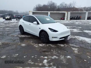 2024 Tesla Model Y Long Range z VIN 7SAYGDEE5RA326577, wystawiony jako IAAI lot #41531364 z przebiegiem 5353 mil mil oraz . Historia ofert i sprzedaży dostępna na DreamBid. Obrazek 1.