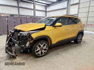 2023 Kia Seltos SX z VIN KNDETCA2XP7421224, wystawiony jako Copart lot #58148465 z przebiegiem 49 233 mil mil oraz Czysty tytuł • Clean title. Historia ofert i sprzedaży dostępna na DreamBid. Obrazek 1.