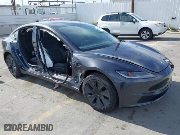 2025 Tesla Model 3 Long Range z VIN 5YJ3E1EA0SF915571, wystawiony jako IAAI lot #42247609 z przebiegiem 3 901 mil mil oraz . Historia ofert i sprzedaży dostępna na DreamBid. Obrazek 1.