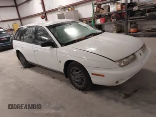 1999 Saturn SW z VIN 1G8ZK8277XZ175551, wystawiony jako IAAI lot #41530444 z przebiegiem 177 938 mil mil oraz . Historia ofert i sprzedaży dostępna na DreamBid. Obrazek 1.