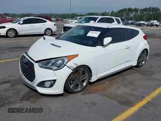 2013 Hyundai Veloster Turbo z VIN KMHTC6AE6DU112233, wystawiony jako IAAI lot #42295962 z przebiegiem 151 091 mil mil oraz . Historia ofert i sprzedaży dostępna na DreamBid. Obrazek 2.