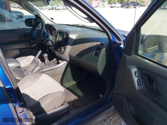 2007 Ford Escape XLS with VIN 1FMYU92Z27KB70443, listed as a IAAI auction lot 42114792 with 231,217 mi miles. Bid and sale history available at carsss.com. Image 5.