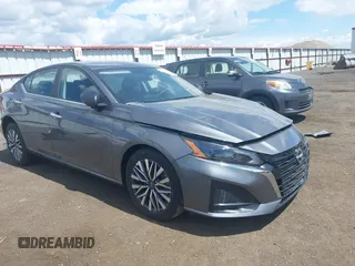 2025 Nissan Altima SV z VIN 1N4BL4DV1SN381639, wystawiony jako IAAI lot #42343782 z przebiegiem 827 mil mil oraz . Historia ofert i sprzedaży dostępna na DreamBid. Obrazek 1.