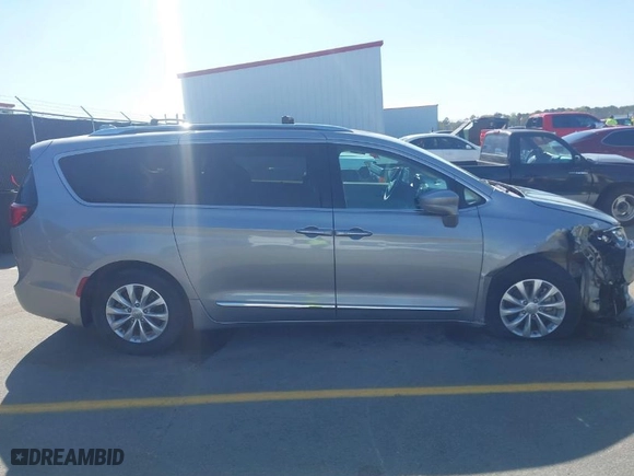 2018 Chrysler Pacifica Touring L with VIN 2C4RC1BG5JR110290, listed as a IAAI auction lot 41855005 with 70,390 mi miles. Bid and sale history available at carsss.com. Image 13.