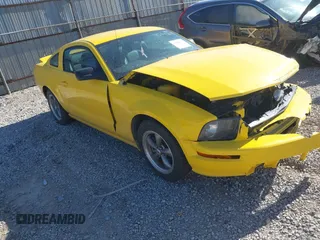 2005 Ford Mustang GT Deluxe z VIN 1ZVFT82H655176593, wystawiony jako IAAI lot #42048679 z przebiegiem 44 020 mil mil oraz . Historia ofert i sprzedaży dostępna na DreamBid. Obrazek 1.