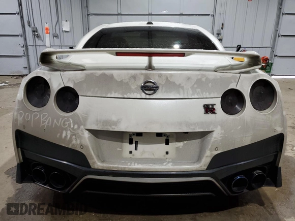 2020 Nissan GT-R Premium z VIN JN1AR5EF7LM100438, wystawiony jako Copart lot #81927084 z przebiegiem Nie podano mil oraz Szkody całkowita. Historia ofert i sprzedaży dostępna na DreamBid. Obrazek 6.