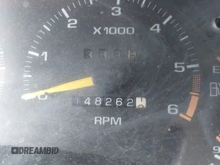 1997 Chevrolet Blazer LS z VIN 1GNDT13W6V2243751, wystawiony jako IAAI lot #42437683 z przebiegiem 148 262 mil mil oraz . Historia ofert i sprzedaży dostępna na DreamBid. Obrazek 7.