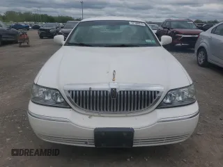 2005 Lincoln Town Car Signature z VIN 1LNHM81W75Y651123, wystawiony jako Copart lot #57106815 z przebiegiem 156 275 mil mil oraz Tytuł czysty. Historia ofert i sprzedaży dostępna na DreamBid. Obrazek 5.