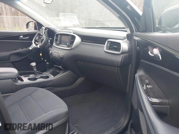 2019 Kia Sorento LX with VIN 5XYPGDA32KG501382, listed as a IAAI auction lot 41755264 with 1 mi miles. Bid and sale history available at carsss.com. Image 5.