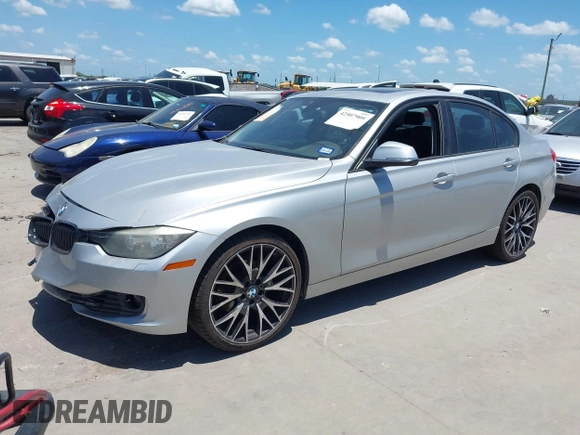 2013 BMW 3 Series 328i xDrive z VIN WBA3B3C56DF531025, wystawiony jako IAAI lot #42507909 z przebiegiem 97 331 mil mil oraz . Historia ofert i sprzedaży dostępna na DreamBid. Obrazek 2.