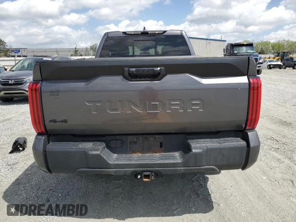 2022 Toyota Tundra SR z VIN 5TFKB5DA7NX047592, wystawiony jako Copart lot #51610295 z przebiegiem 50 737 mil mil oraz Szkoda całkowita • Salvage title. Historia ofert i sprzedaży dostępna na DreamBid. Obrazek 6.
