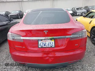2013 Tesla Model S с VIN 5YJSA1CN1DFP09577, выставлен на аукционе IAAI как лот 41626684 с пробегом 128 289 миль миль и . История ставок и продаж доступна на DreamBid. Изображение 16.
