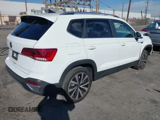 2024 Volkswagen Taos SE z VIN 3VVEX7B29RM025564, wystawiony jako IAAI lot #41350181 z przebiegiem 6 862 mil mil oraz . Historia ofert i sprzedaży dostępna na DreamBid. Obrazek 4.