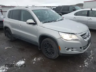 2011 Volkswagen Tiguan SEL z VIN WVGBV7AX2BW510022, wystawiony jako IAAI lot #41274149 z przebiegiem 177 002 mil mil oraz . Historia ofert i sprzedaży dostępna na DreamBid. Obrazek 1.