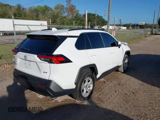 2021 Toyota RAV4 XLE with VIN 2T3W1RFV9MW166971, listed as a IAAI auction lot 40719843 with 43,178 mi miles. Bid and sale history available at carsss.com. Image 4.
