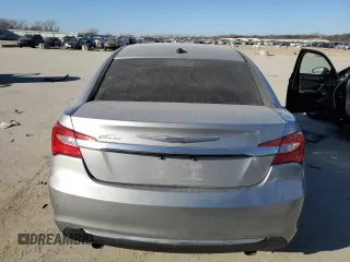 2014 Chrysler 200 Limited z VIN 1C3CCBCG3EN176547, wystawiony jako Copart lot #84256164 z przebiegiem 116 432 mil mil oraz Szkody całkowita. Historia ofert i sprzedaży dostępna na DreamBid. Obrazek 6.