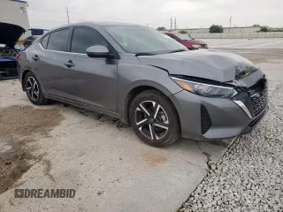 2024 Nissan Sentra SV z VIN 3N1AB8CVXRY261632, wystawiony jako Copart lot #57170615 z przebiegiem 17 549 mil mil oraz Szkoda całkowita • Salvage title. Historia ofert i sprzedaży dostępna na DreamBid. Obrazek 4.