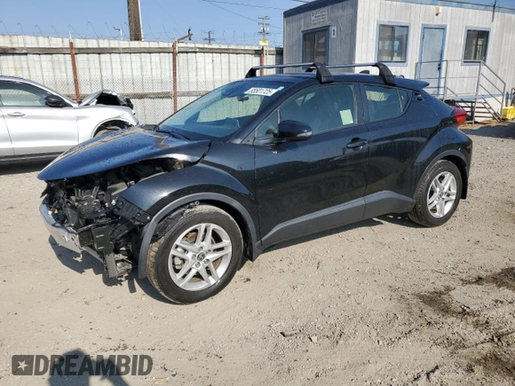 2021 Toyota C-HR LE z VIN JTNKHMBX0M1096503, wystawiony jako Copart lot #55501725 z przebiegiem 29 774 mil mil oraz Szkoda całkowita • Salvage title. Historia ofert i sprzedaży dostępna na DreamBid. Obrazek 1.
