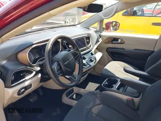 2019 Chrysler Pacifica Touring Plus z VIN 2C4RC1FGXKR706264, wystawiony jako IAAI lot #42416570 z przebiegiem 86 897 mil mil oraz . Historia ofert i sprzedaży dostępna na DreamBid. Obrazek 17.