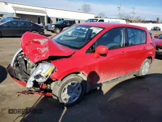 2010 Nissan Versa S z VIN 3N1BC1CP7AL464215, wystawiony jako Copart lot #47074965 z przebiegiem 200 870 mil mil oraz Szkoda całkowita • Salvage title. Historia ofert i sprzedaży dostępna na DreamBid. Obrazek 1.
