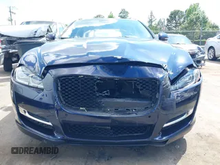 2019 Jaguar XJ R-Sport z VIN SAJWJ1CD0K8W20865, wystawiony jako IAAI lot #42206084 z przebiegiem 42 697 mil mil oraz . Historia ofert i sprzedaży dostępna na DreamBid. Obrazek 6.