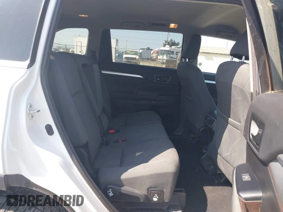2018 Toyota Highlander LE с VIN 5TDBZRFH4JS907963, выставлен на аукционе IAAI как лот 42160263 с пробегом 42 074 миль миль и . История ставок и продаж доступна на DreamBid. Изображение 8.