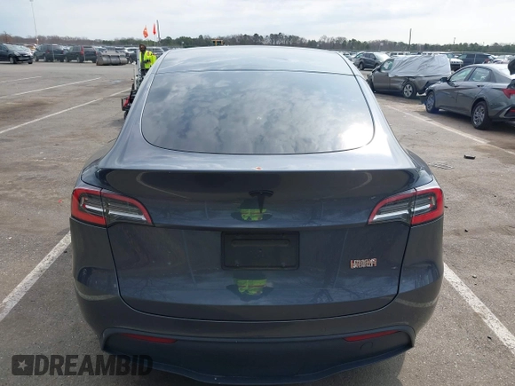 2021 Tesla Model Y Standard Range z VIN 5YJYGDED2MF118205, wystawiony jako IAAI lot #41785040 z przebiegiem 63 628 mil mil oraz . Historia ofert i sprzedaży dostępna na DreamBid. Obrazek 16.