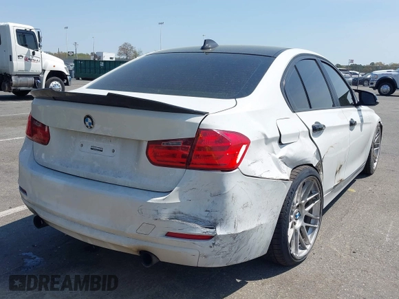 2012 BMW 3 Series 335i z VIN WBA3A9G54CNN67686, wystawiony jako IAAI lot #42106853 z przebiegiem 141 368 mil mil oraz . Historia ofert i sprzedaży dostępna na DreamBid. Obrazek 4.