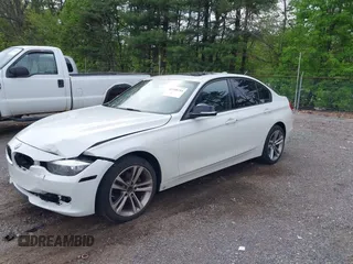 2013 BMW 3 Series 328i xDrive z VIN WBA3B3C50DJ810290, wystawiony jako IAAI lot #42188744 z przebiegiem 137 493 mil mil oraz . Historia ofert i sprzedaży dostępna na DreamBid. Obrazek 2.