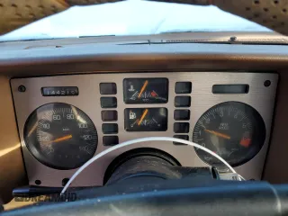 1986 Pontiac Fiero z VIN 1G2PF3793GP210763, wystawiony jako Copart lot #41891075 z przebiegiem 144 219 mil mil oraz Czysty tytuł • Clean title. Historia ofert i sprzedaży dostępna na DreamBid. Obrazek 9.