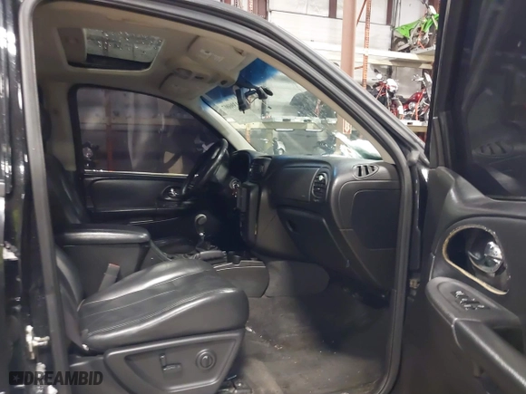 2005 Chevrolet TrailBlazer LT with VIN 1GNDT13S752266601, listed as a IAAI auction lot 41396007 with 204,190 mi miles. Bid and sale history available at carsss.com. Image 5.