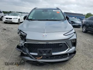 2024 Buick Encore GX Sport Touring z VIN KL4AMESL5RB161968, wystawiony jako Copart lot #59339945 z przebiegiem Nie podano mil oraz Szkoda całkowita • Salvage title. Historia ofert i sprzedaży dostępna na DreamBid. Obrazek 5.