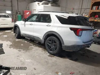 2025 Ford Explorer ST-Line z VIN 1FMUK8KH8SGA05191, wystawiony jako IAAI lot #41590538 z przebiegiem 8 793 mil mil oraz . Historia ofert i sprzedaży dostępna na DreamBid. Obrazek 3.