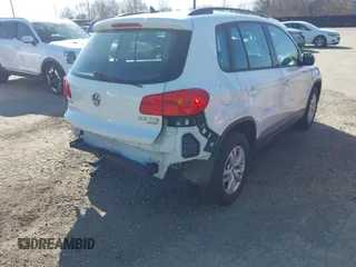 2015 Volkswagen Tiguan S z VIN WVGBV7AX5FW610055, wystawiony jako IAAI lot #41502961 z przebiegiem 81 683 mil mil oraz . Historia ofert i sprzedaży dostępna na DreamBid. Obrazek 6.