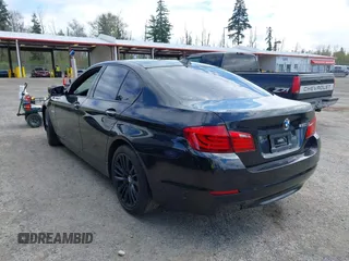 2012 BMW 5 Series 550i xDrive z VIN WBAFU9C55CC787098, wystawiony jako IAAI lot #42031582 z przebiegiem 87 095 mil mil oraz . Historia ofert i sprzedaży dostępna na DreamBid. Obrazek 3.