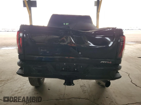2025 GMC Sierra 2500HD AT4 z VIN 1GT4UPEY9SF116939, wystawiony jako Copart lot #55508755 z przebiegiem 13 602 mil mil oraz Szkoda całkowita • Salvage title. Historia ofert i sprzedaży dostępna na DreamBid. Obrazek 6.